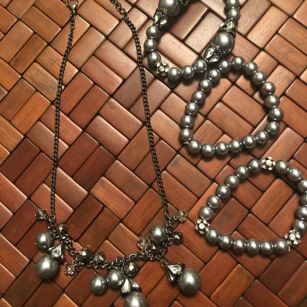 Woman’s necklace and bracelet set